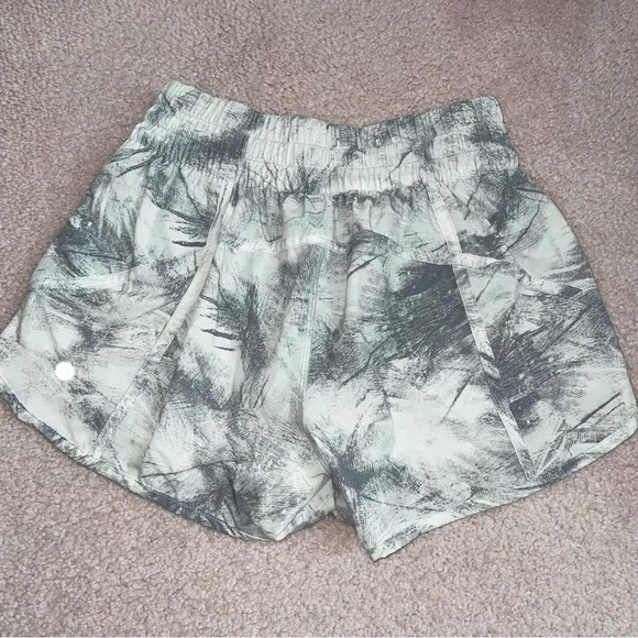 Lululemon shorts - Picture 5 of 8